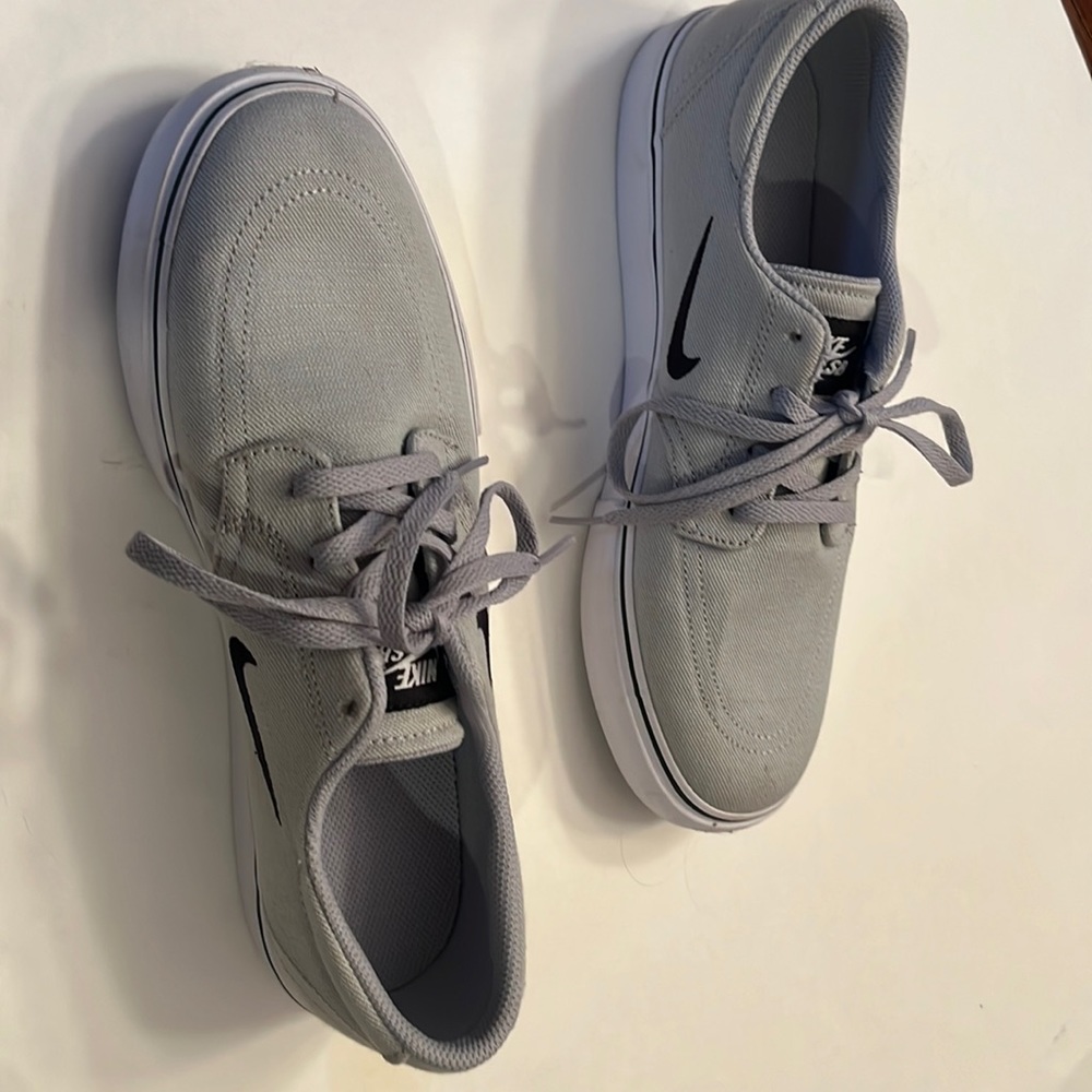 Nike SB tennis shoes boys size youth 7 - like new